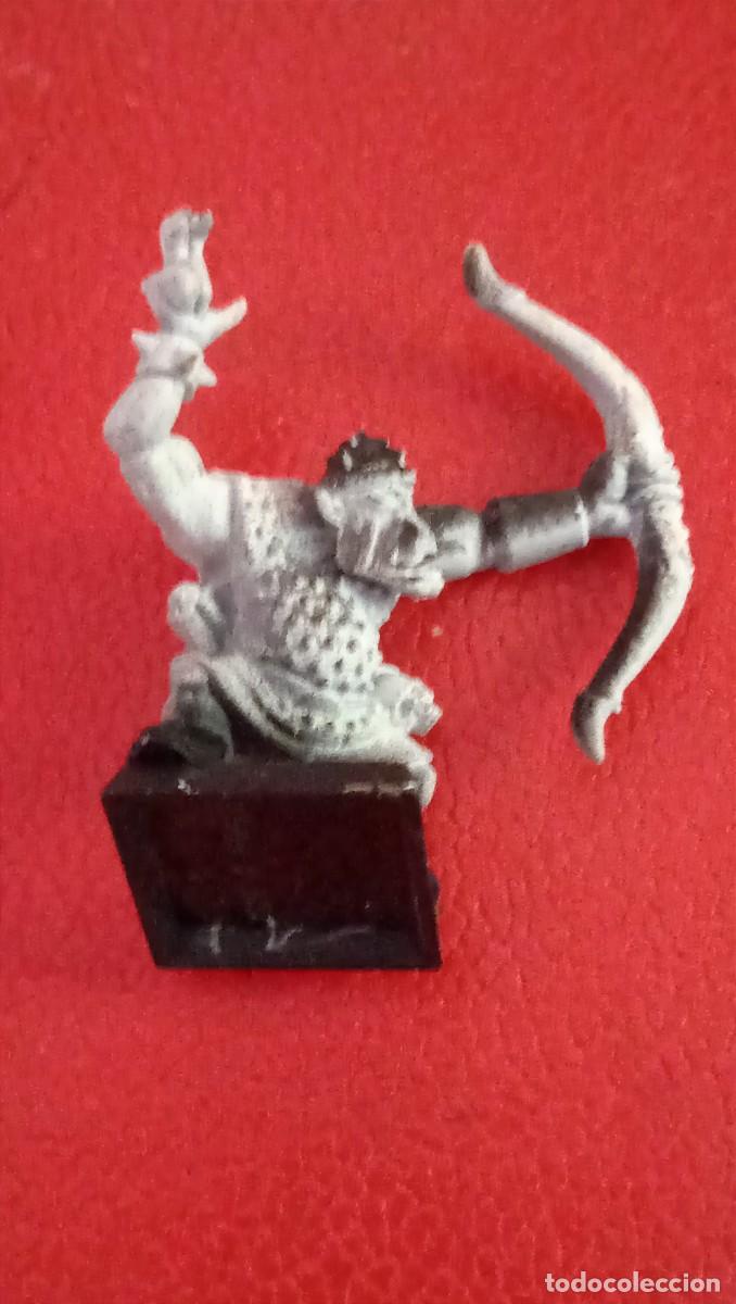 Juegos antiguos: FIGURA DE PLASTICO WARHAMMER GW 1995. - ORCO ARQUERO