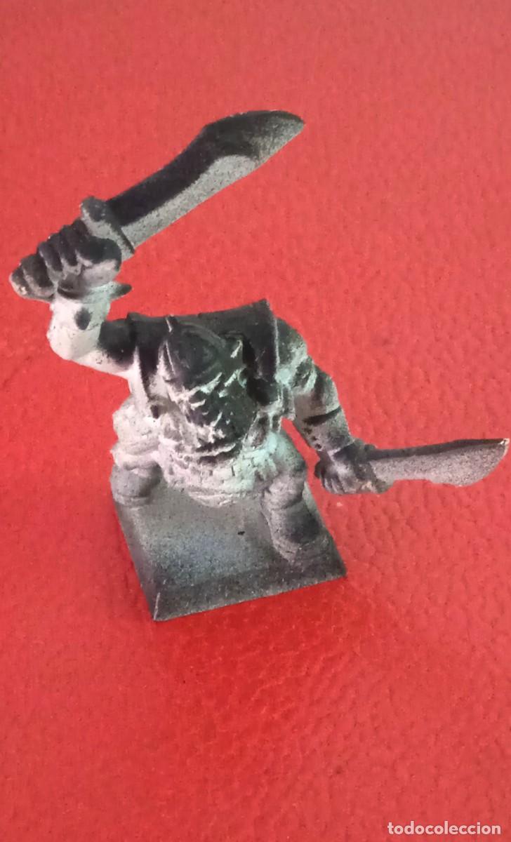Juegos antiguos: FIGURA DE PLASTICO WARHAMMER GW 1995. - ORCO CON ESPADAS