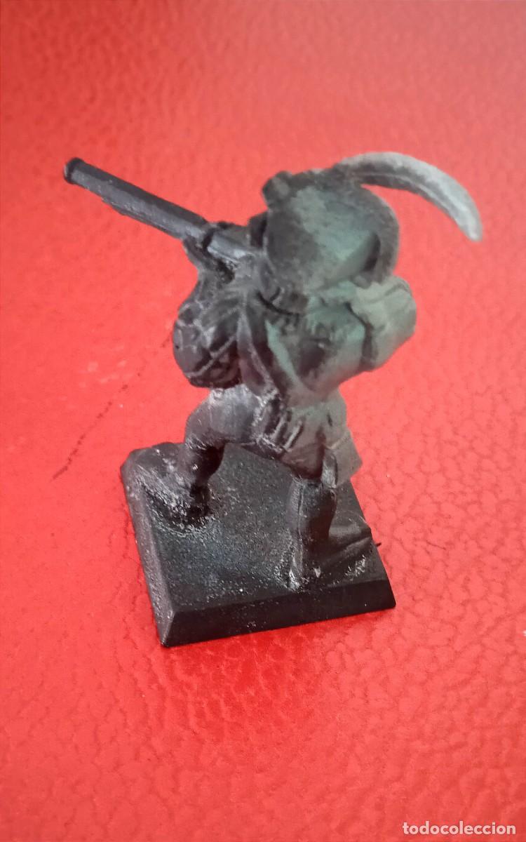 Juegos antiguos: FIGURA DE PLASTICO WARHAMMER GW 1995. -