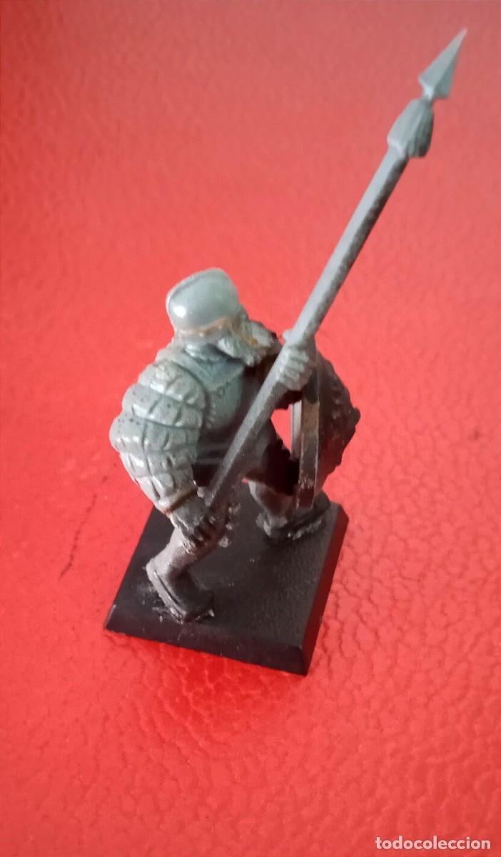 Juegos antiguos: FIGURA DE PLASTICO WARHAMMER GW 1995. -