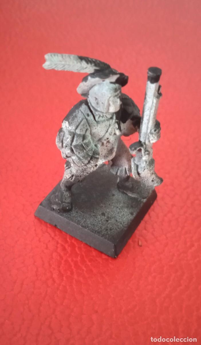 Juegos antiguos: FIGURA DE PLASTICO WARHAMMER GW 1999. - FUSILERO