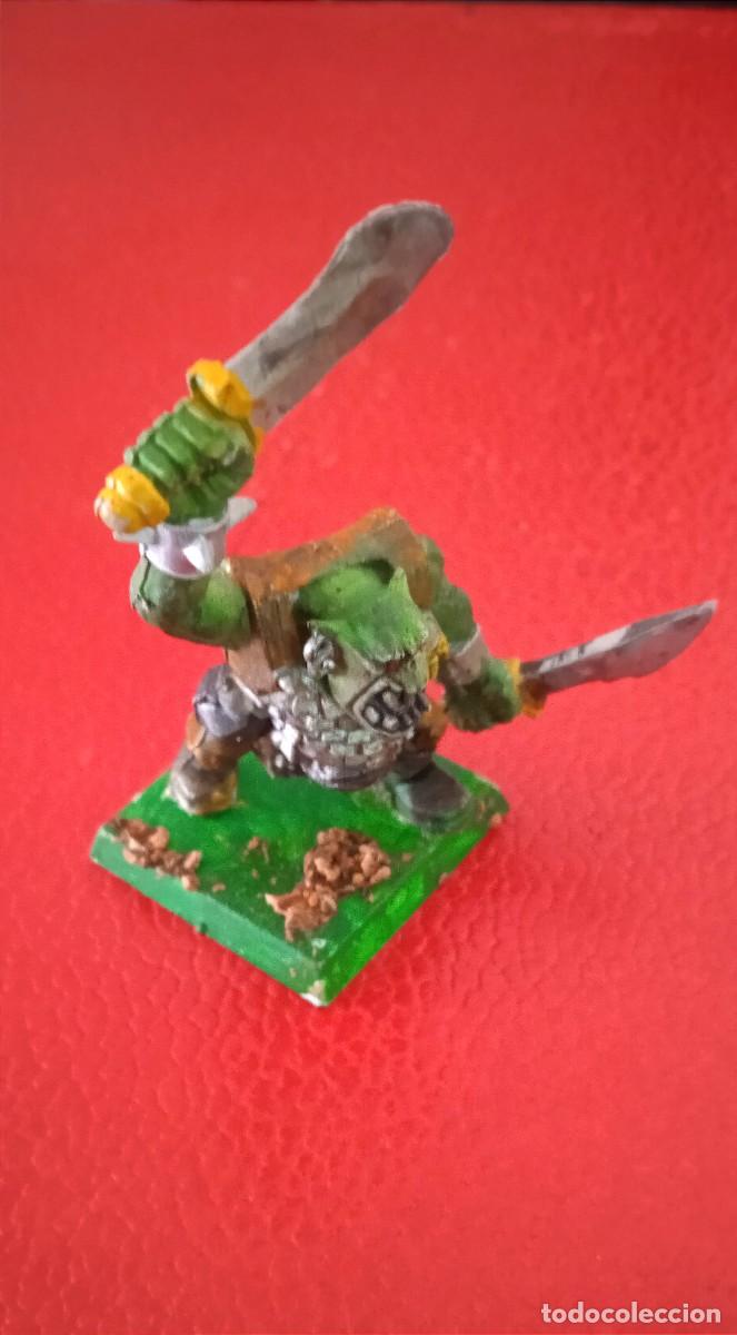 Alte Spiele: FIGURA DE PLASTICO WARHAMMER GW 2001. - ORCO CON ESPADAS