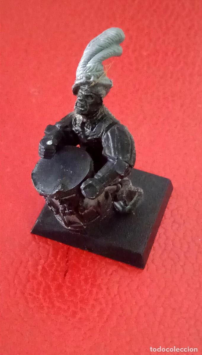Juegos antiguos: FIGURA DE PLASTICO WARHAMMER GW 2001 - SOLDADO CON TAMBOR DE GUERRA