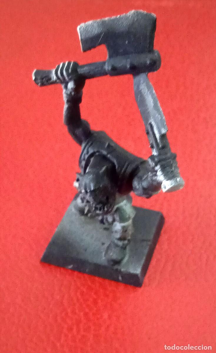 Juegos antiguos: FIGURA DE PLASTICO WARHAMMER GW 2001 - ORCO CON HACHA Y ESPADA