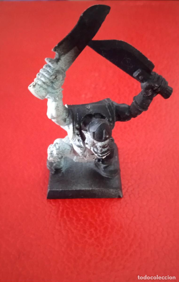 Juegos antiguos: FIGURA DE PLASTICO WARHAMMER GW 2001 - ORCO CON ESPADAS