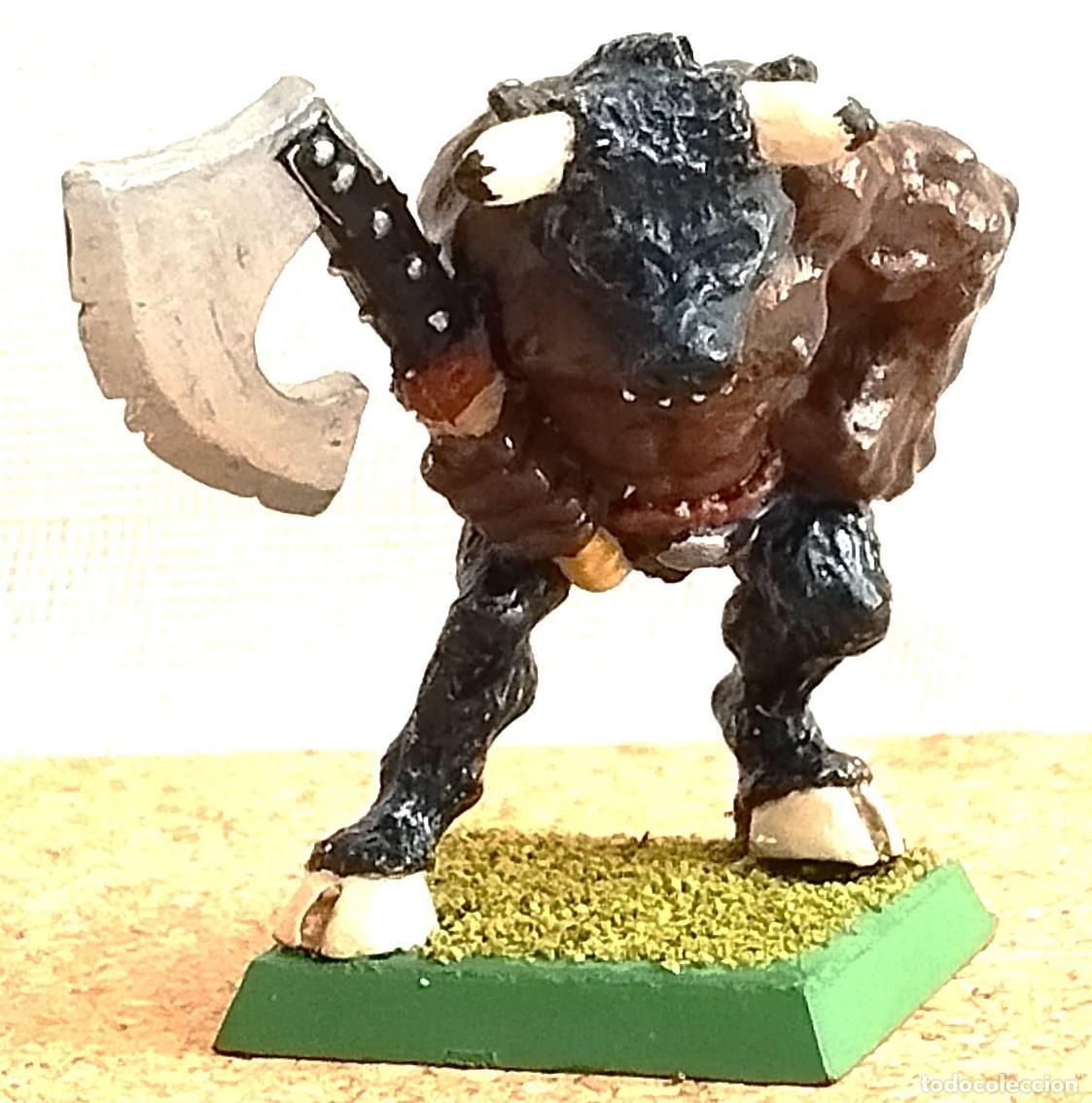Juegos antiguos: Warhammer: Minotauro con hacha, pintado, metal, 1990s
