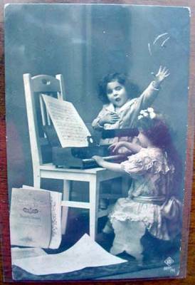 Juegos antiguos: ANTIGUA POSTAL DE NI&Ntilde;OS CANTANDO 1912 - Foto 1