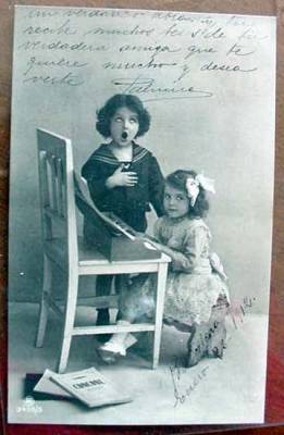 Juegos antiguos: ANTIGUA POSTAL DE NI&Ntilde;OS CANTANDO 1912 - Foto 1
