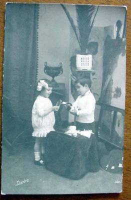 Juegos antiguos: ANTIGUA POSTAL DE NI&Ntilde;OS JUGANDO 1912 - Foto 1