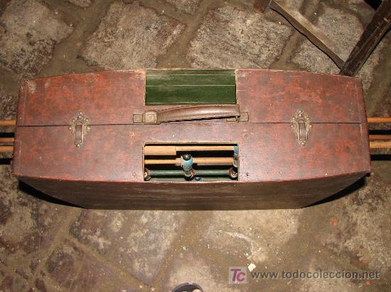 Juegos antiguos: Antiguo futbolin plegable. - Foto 2