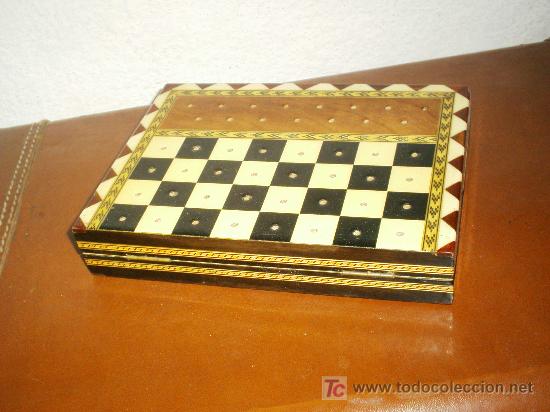 Juegos antiguos: Ajedres con estuche taraseado de viaje. - Foto 1