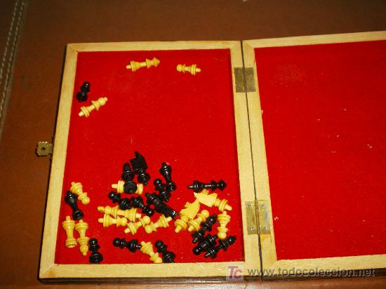 Juegos antiguos: Ajedres con estuche taraseado de viaje. - Foto 2