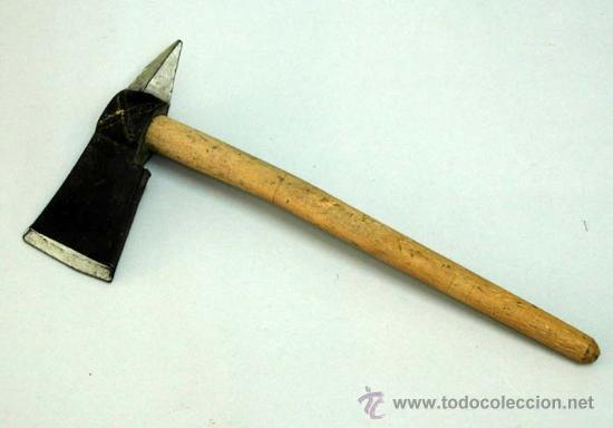 Juegos antiguos: Hacha de goma con mango de madera a&ntilde;os 50 - Foto 1