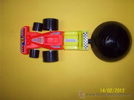 Juegos antiguos: COCHE ANTIGUO PLASTICO QUE SE IMPULSA CON BOMBA DE AIRE - Foto 2