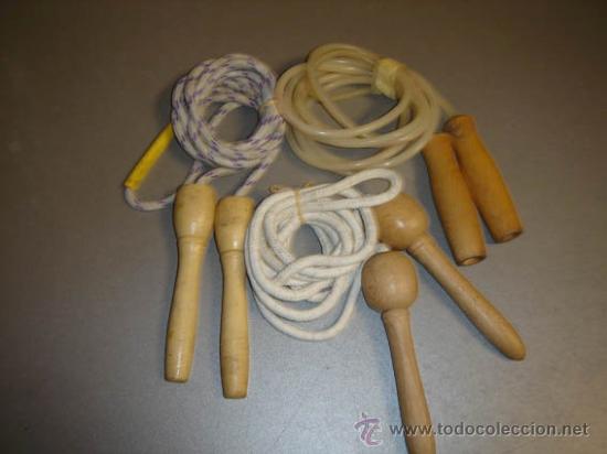 Juegos antiguos: Lote de 3 cuerdas de saltar con mangos de madera. - Foto 1