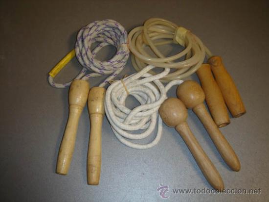 Juegos antiguos: Lote de 3 cuerdas de saltar con mangos de madera. - Foto 2