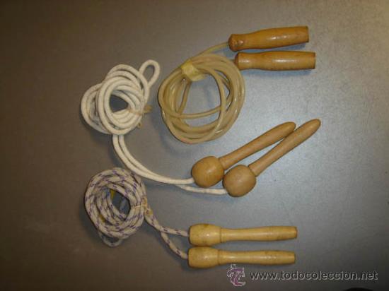 Juegos antiguos: Lote de 3 cuerdas de saltar con mangos de madera. - Foto 3
