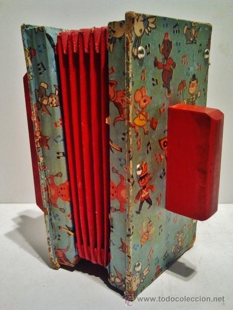 Juegos antiguos: Acorde&oacute;n de cart&oacute;n y madera. - Foto 2