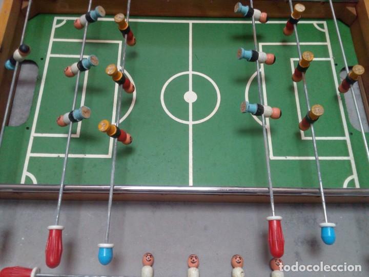 Juegos antiguos: antiguo futbol&iacute;n de madera - Foto 1