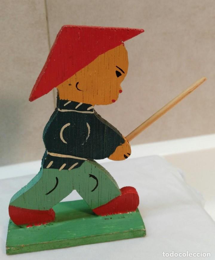 Juegos antiguos: Tres figuras  troqueladas de madera - Foto 2