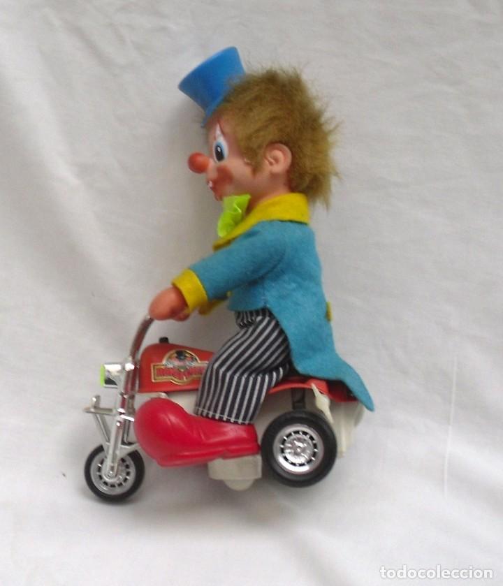 Juegos antiguos: payaso con moto de cuerda marca FEBER - Foto 2