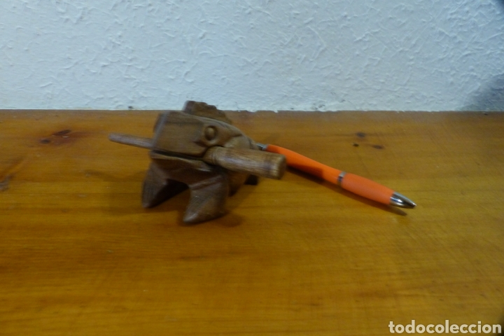 Juegos antiguos: Ranita de madera. Artesania. - Foto 1