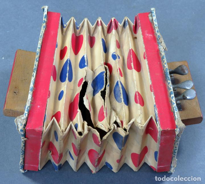 acordeón juguete papel cartón y madera años 30 - Buy Other antique games on  todocoleccion
