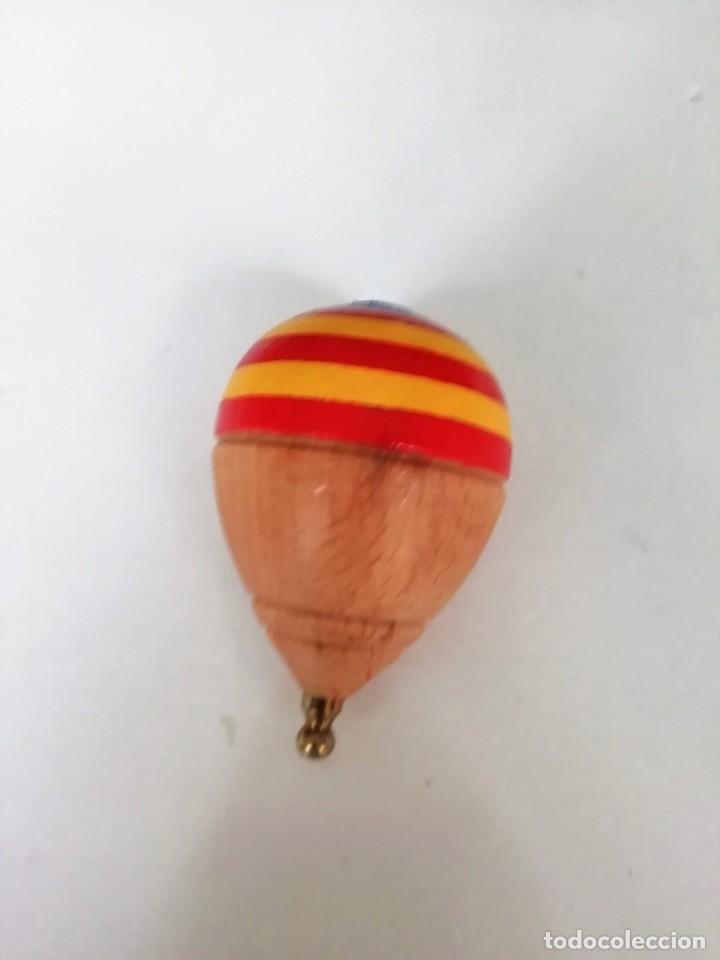 Juegos antiguos: trompo de madera pintado a mano - Foto 2