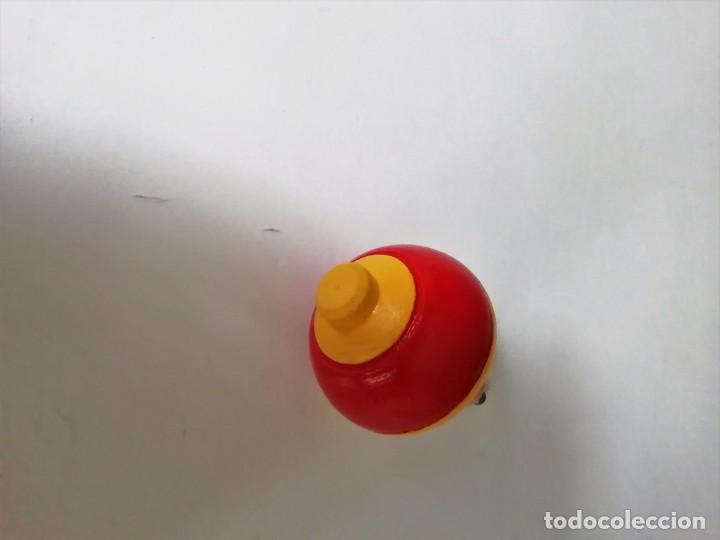 Juegos antiguos: trompo de madera pintado a mano - Foto 1