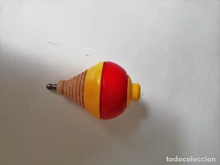 Juegos antiguos: trompo de madera pintado a mano - Foto 3