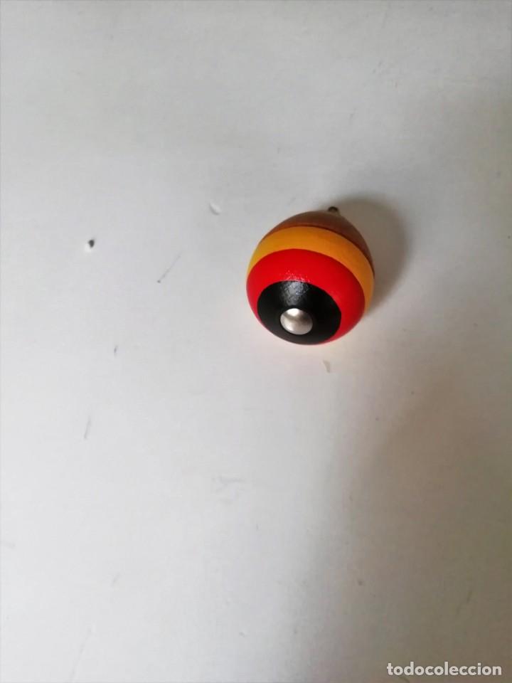 Juegos antiguos: Trompo de madera pintado a mano - Foto 1