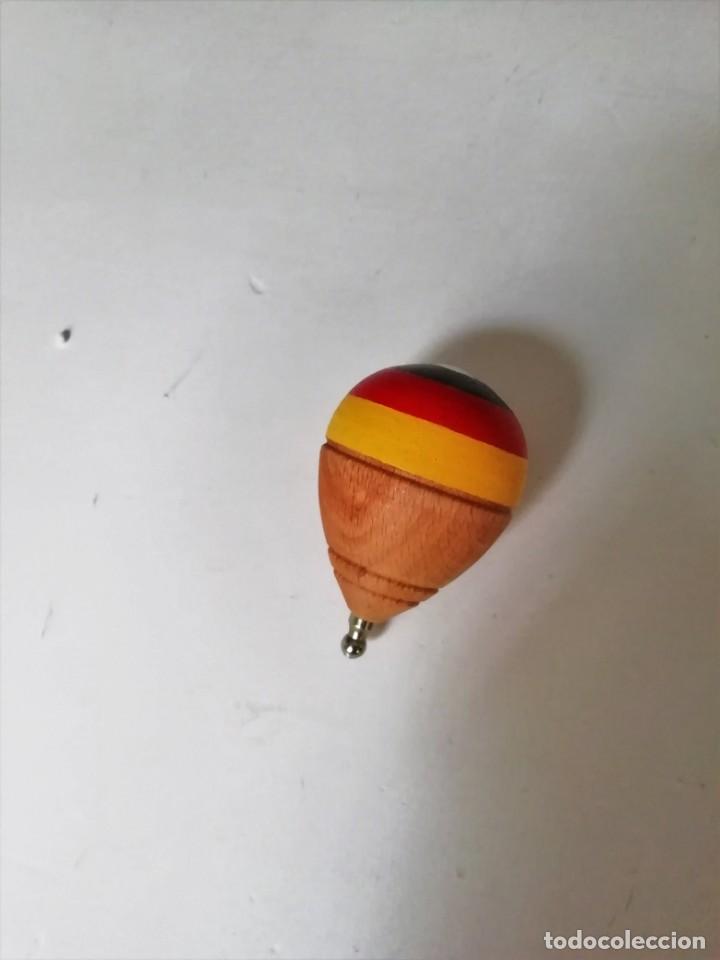 Juegos antiguos: Trompo de madera pintado a mano - Foto 3