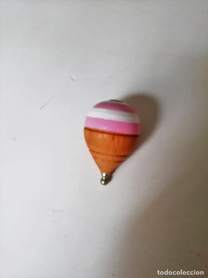 Juegos antiguos: trompo de madera pintado a mano - Foto 3