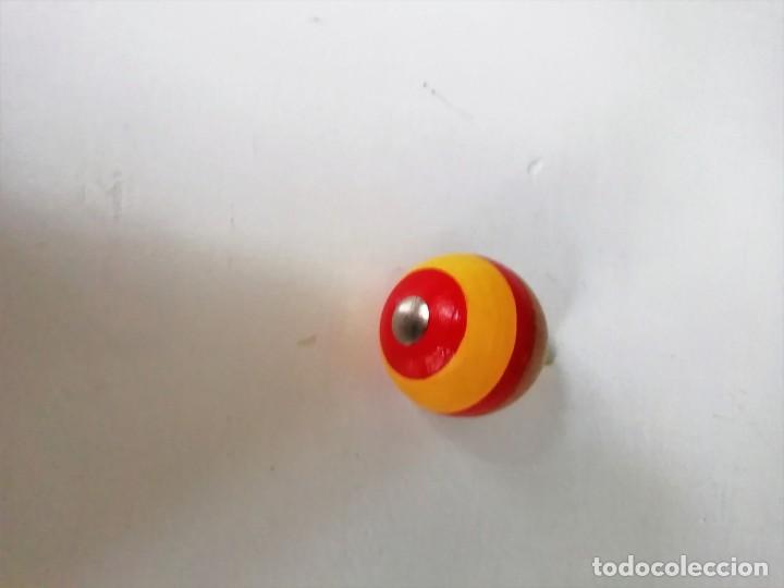 Juegos antiguos: trompo de madera pintado a mano - Foto 1
