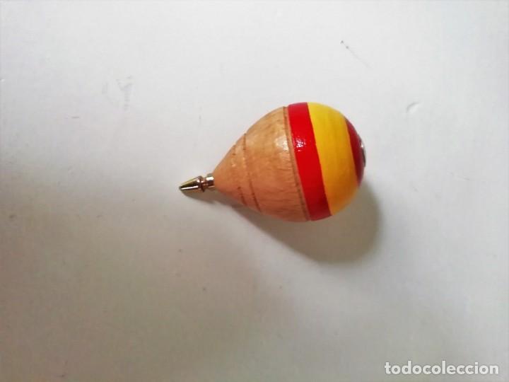 Juegos antiguos: trompo de madera pintado a mano - Foto 3