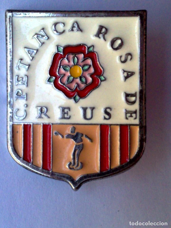 Antike Spiele: CHAPA DE METAL ESMALTADO EN RELIEVE,CLUB PETANCA ROSA DE REUS (DESCRIPCI&Oacute;N)