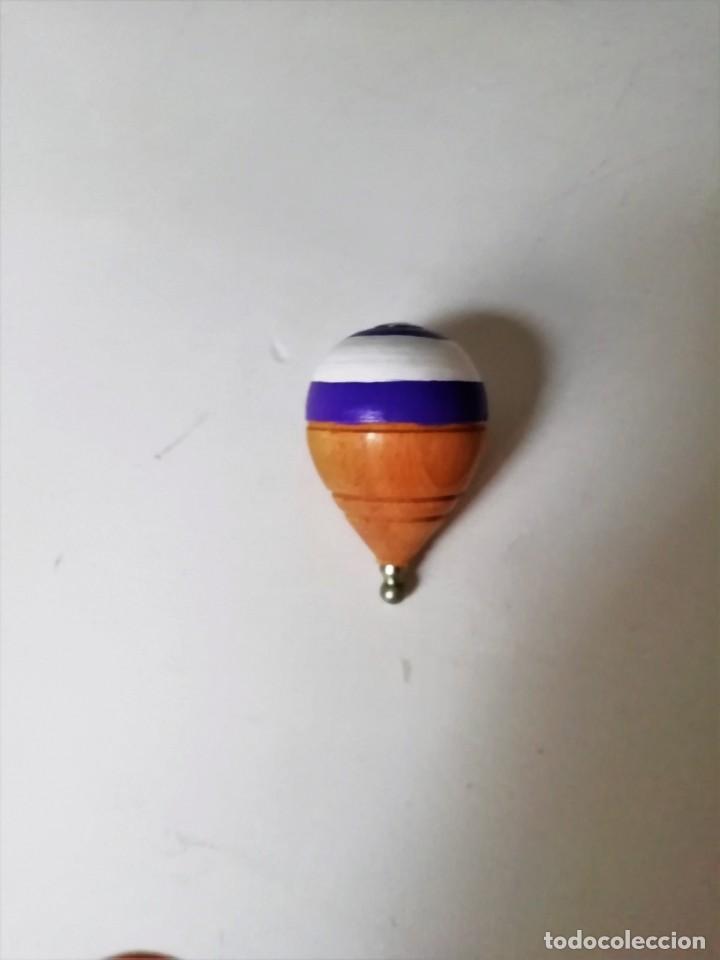 Juegos antiguos: trompo de madera pintado a mano - Foto 3