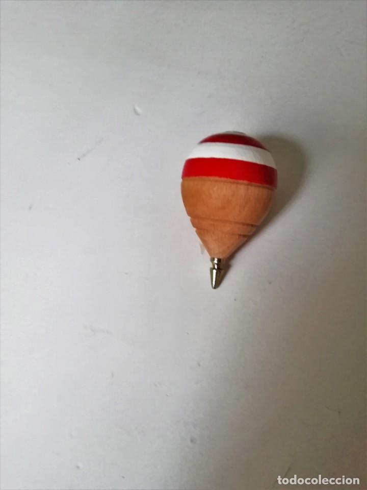 Juegos antiguos: trompo de madera pintado a mano - Foto 3