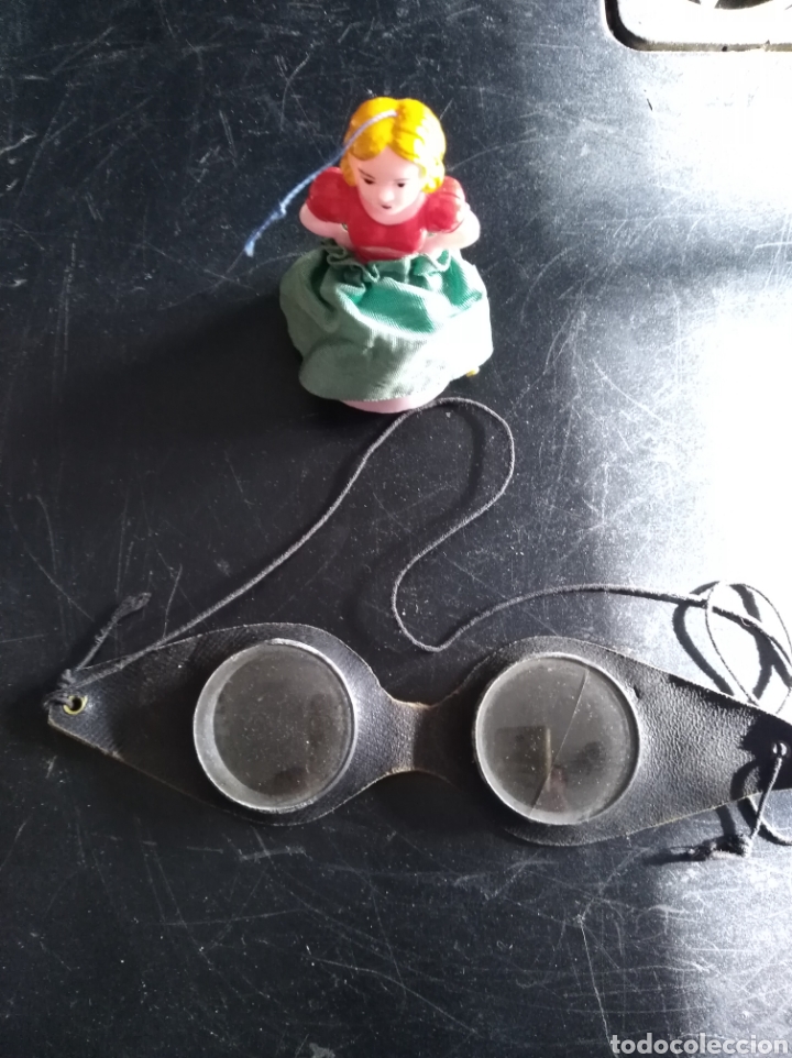 Juegos antiguos: Gafas y mu&ntilde;eca andadora - Foto 1