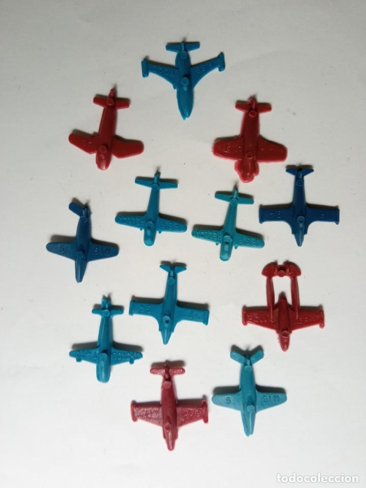 Juegos antiguos: 12 MINI AVIONES PL&Aacute;STICO INFLADO - Foto 1