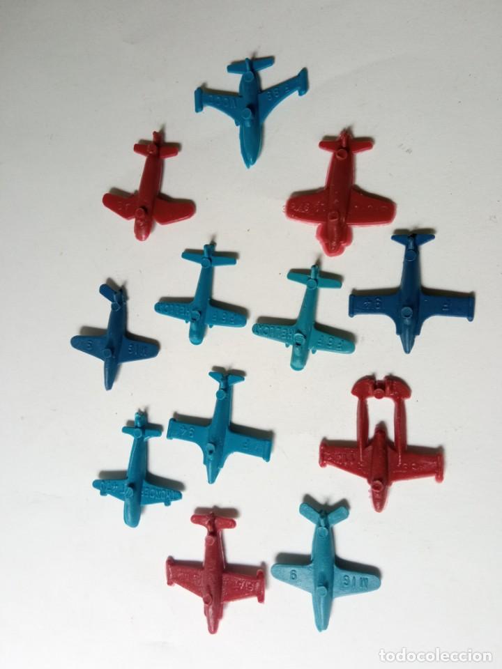 Juegos antiguos: 12 MINI AVIONES PL&Aacute;STICO INFLADO - Foto 2