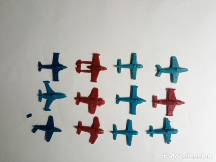 Juegos antiguos: 12 MINI AVIONES PL&Aacute;STICO INFLADO - Foto 3
