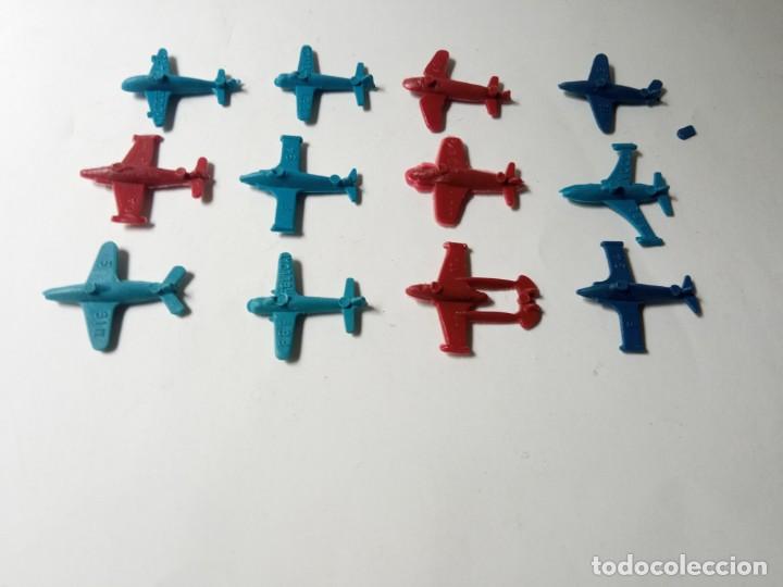 Juegos antiguos: 12 MINI AVIONES PL&Aacute;STICO INFLADO - Foto 4