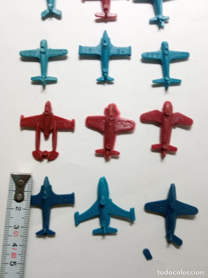 Juegos antiguos: 12 MINI AVIONES PL&Aacute;STICO INFLADO - Foto 6