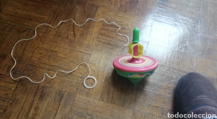 Juegos antiguos: Peonza grande de lat&oacute;n - Foto 2