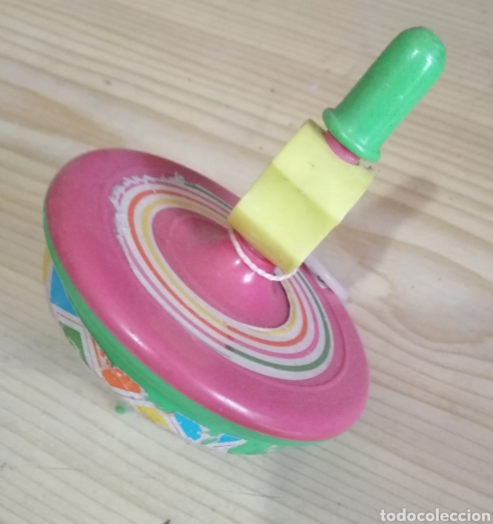 Juegos antiguos: Peonza grande de lat&oacute;n - Foto 1