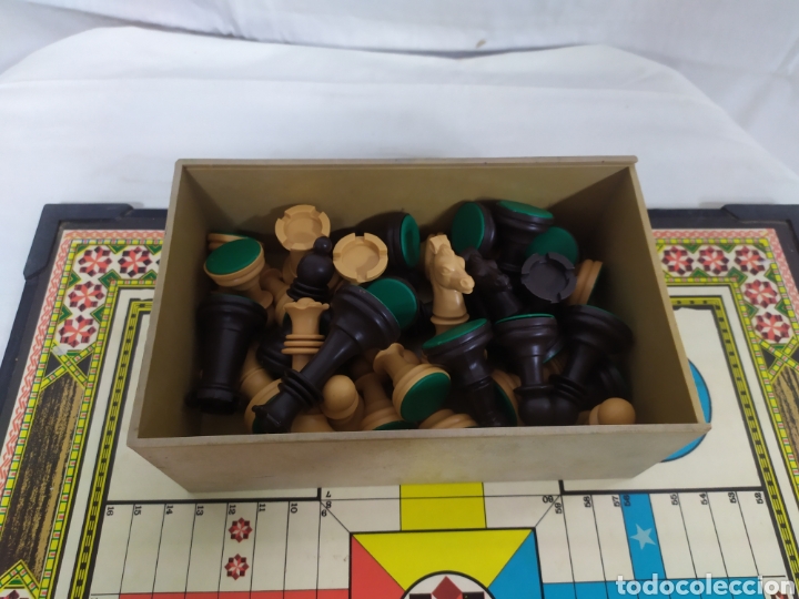Juegos antiguos: Tablero de ajedrez y parch&iacute;s + piezas de ajedrez - Foto 3