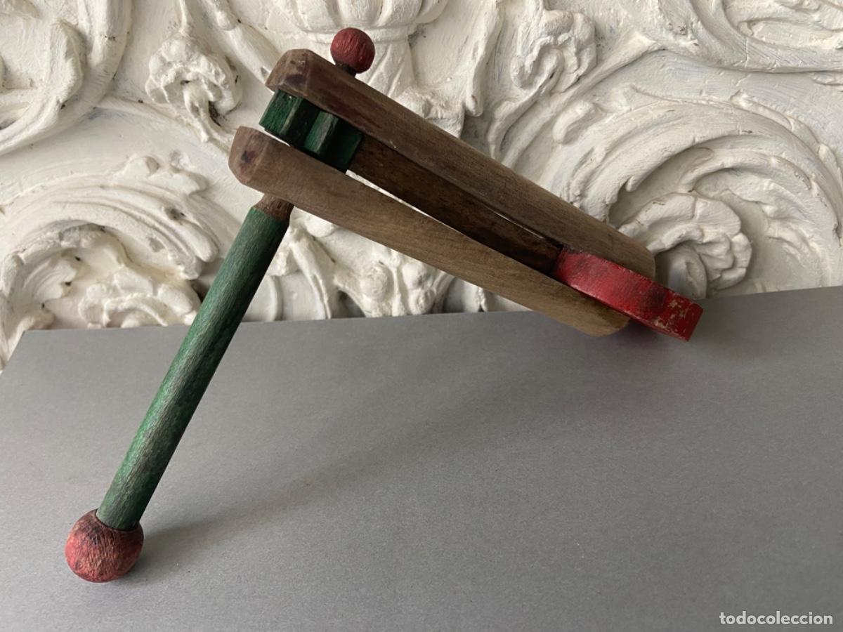 Juegos antiguos: C 169. Carraca de madera Denia. Funciona... - Foto 1
