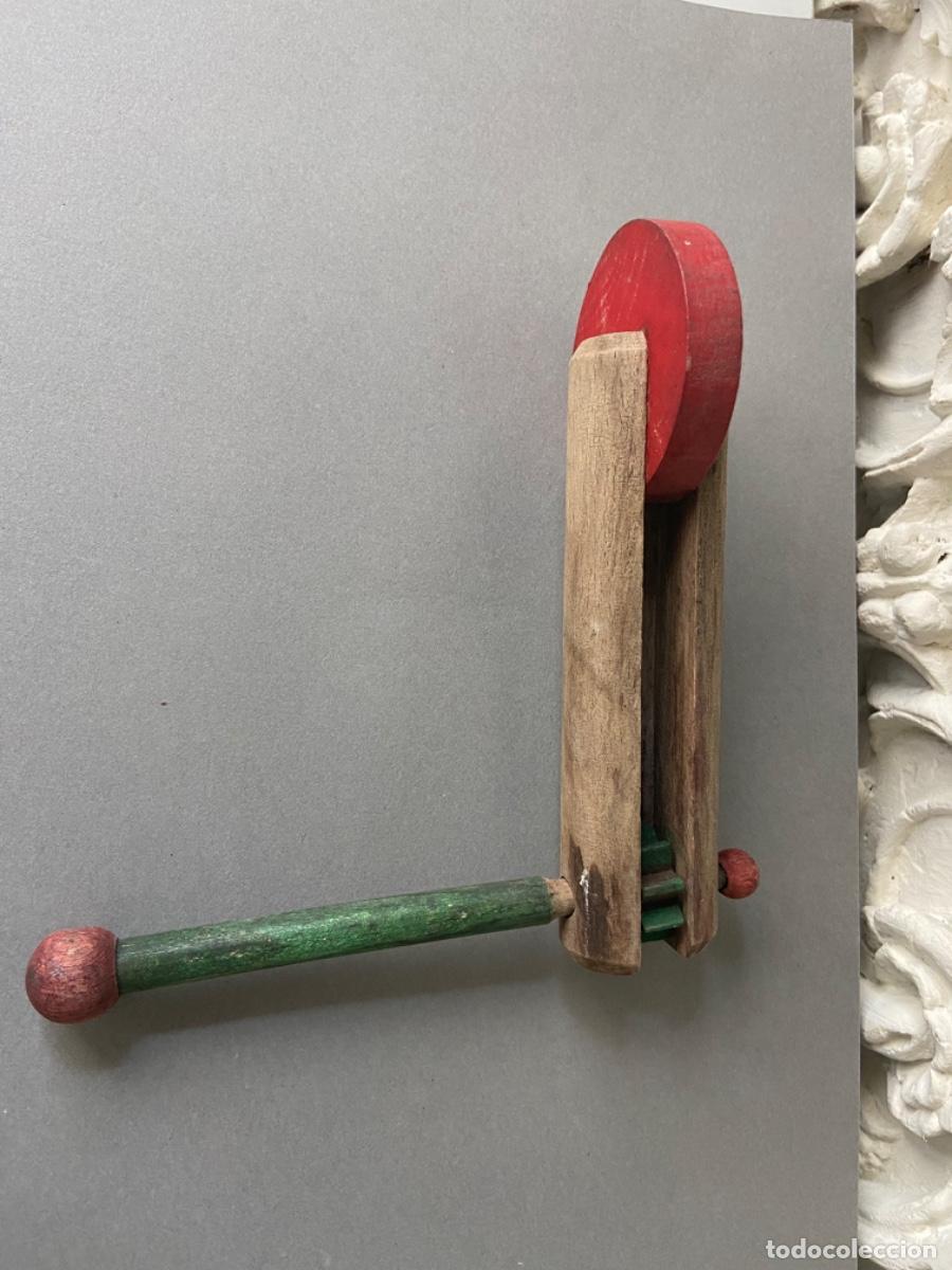 Juegos antiguos: C 169. Carraca de madera Denia. Funciona... - Foto 2