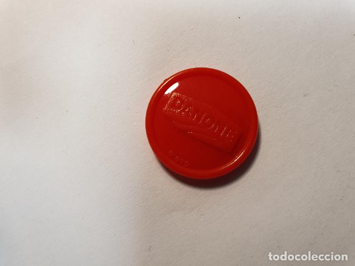 Juegos antiguos: TAZO BOTON DANONE ROJO - Foto 1